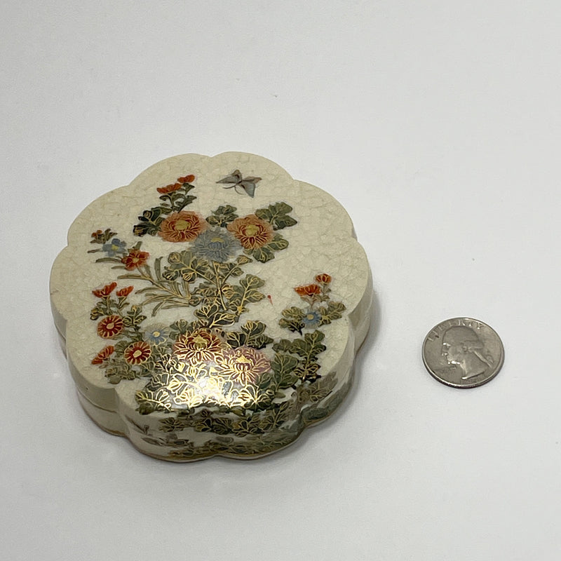 Satsuma Kyokuzan Porcelain Trinket Box with Flower Motif