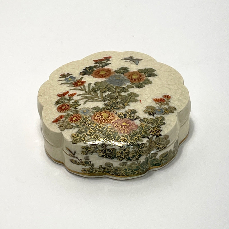 Satsuma Kyokuzan Porcelain Trinket Box with Flower Motif