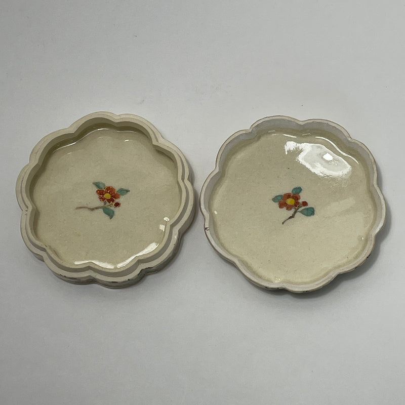 Satsuma Kyokuzan Porcelain Trinket Box with Flower Motif